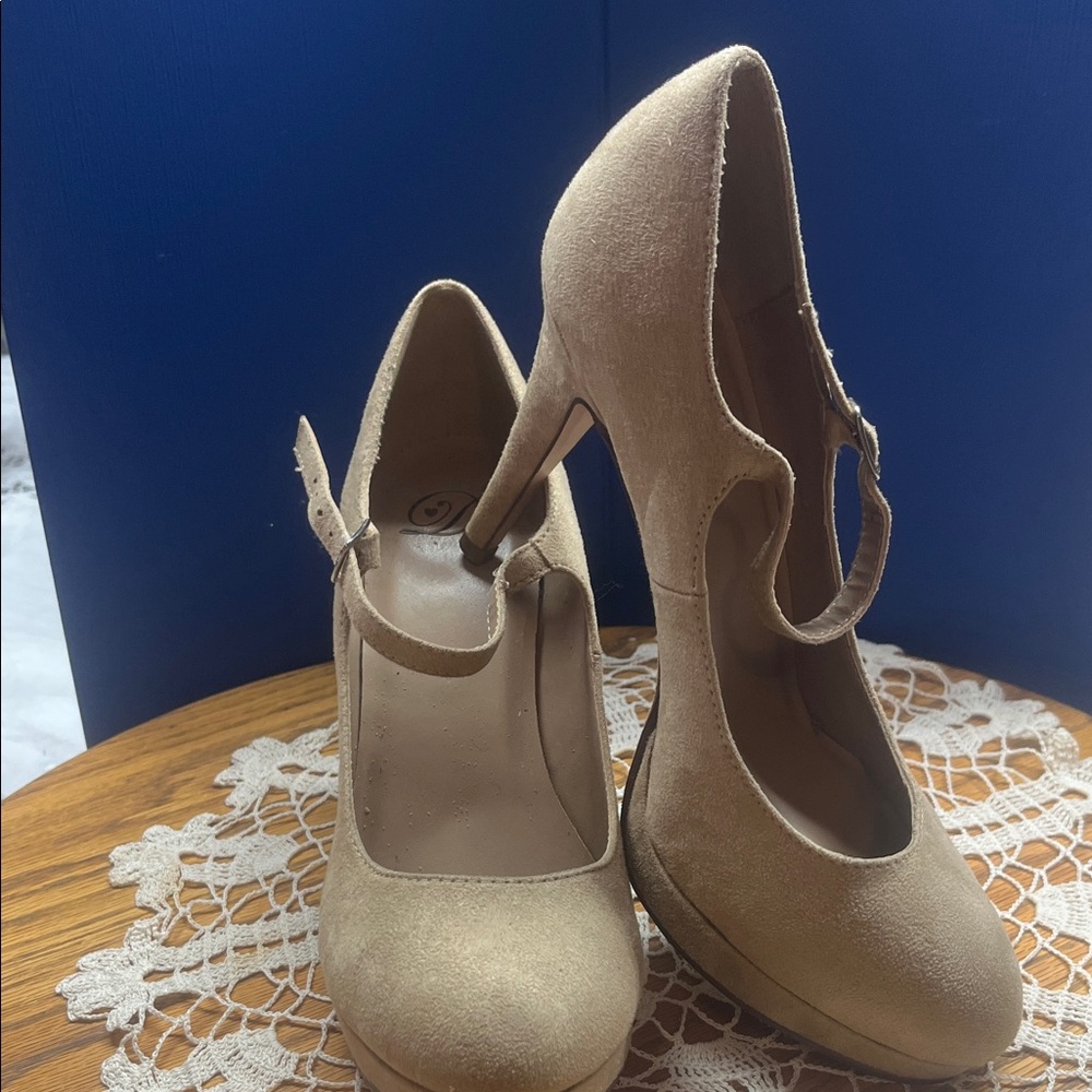 D pumps tan size 8.5